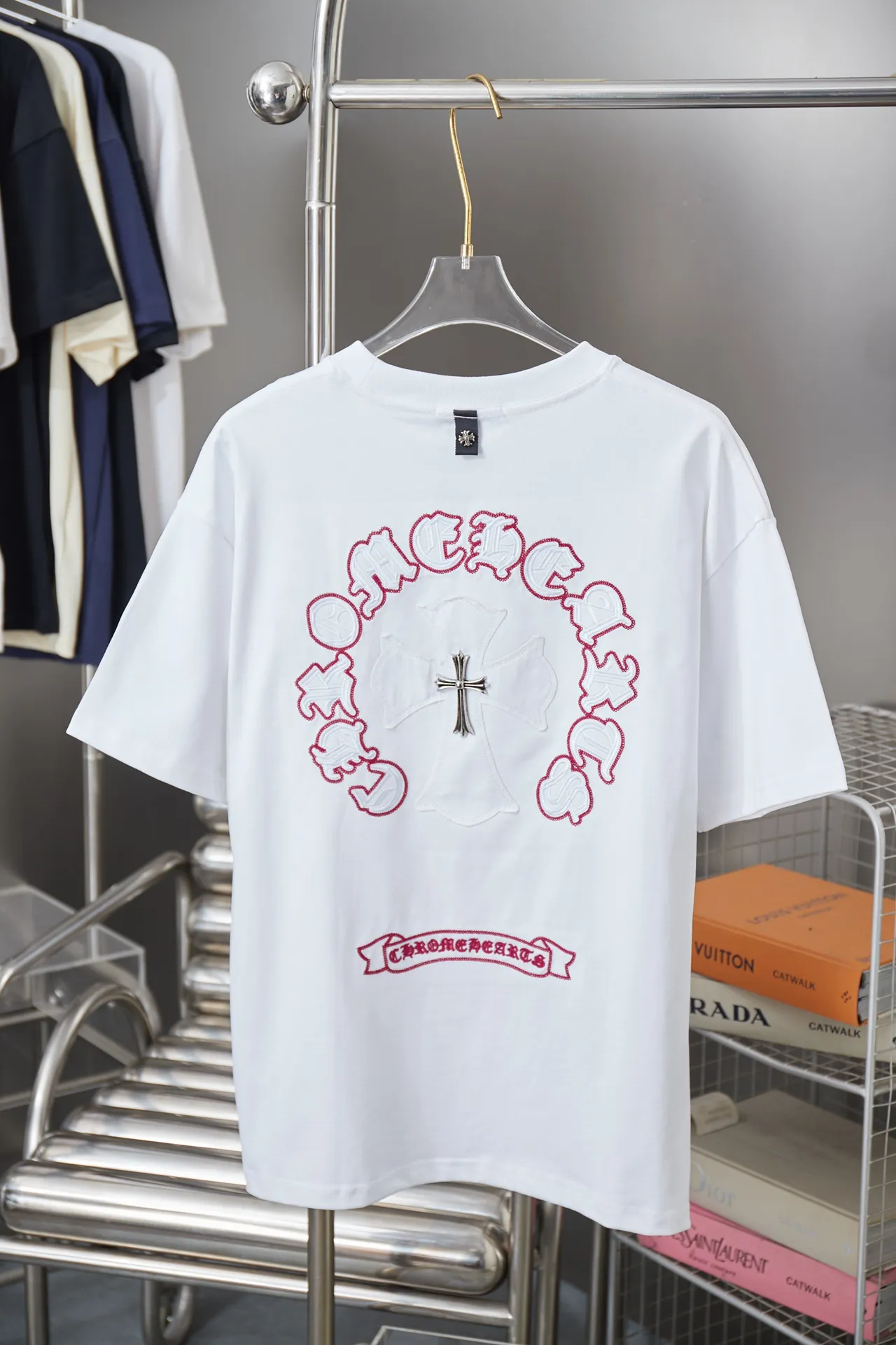 🅿️200 Ch*ome Hearte 25SS Early Spring New Style Embroidered Crow Heart Hardware Short Sleeves Light Luxury Essential Item for Men and Women’s Daily Commuting Correct Version Welcome to Compare Detailed Features · 320g 100% pure cotton double yarn jersey fabric · Custom dyed in the same vat with special bold 32-count double-ply 1X1 thread · Imported Tajima machine hollow embroidery ➕ Tatami embroidered Croix heart letters ➕ Patch embroidered cross · Manual hand-stitched hardware accessories · Double-needle sewing and cross-stitching process · Original main mark, washed tag, branded moisture-proof paper packaging Color: black/white Size: S/M/L/XL